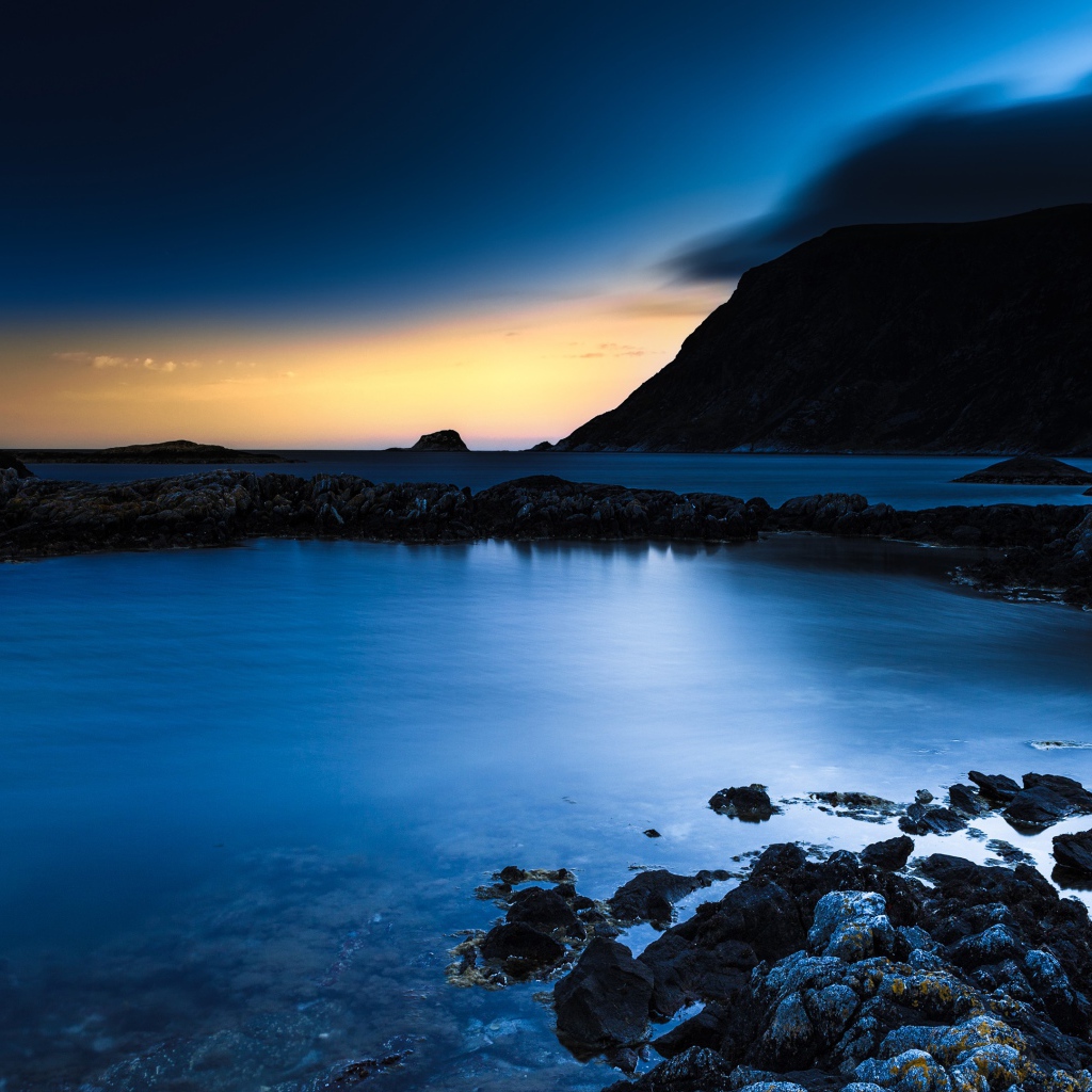 Скалистые берега в заливе океана 