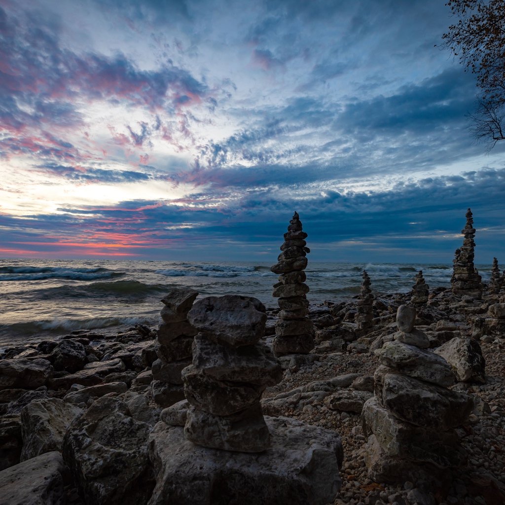 Скульптуры из камней на берегу моря 