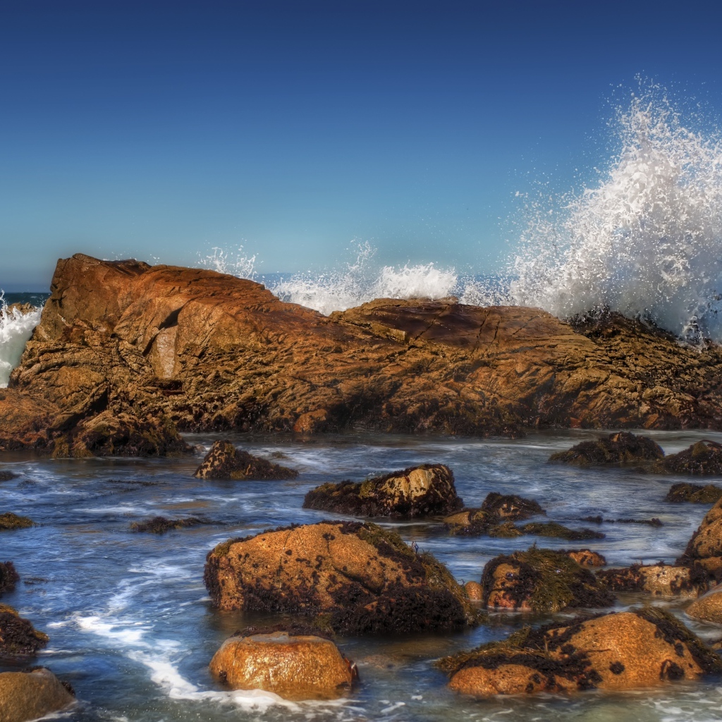 Бурные морские волны бьются об камни 