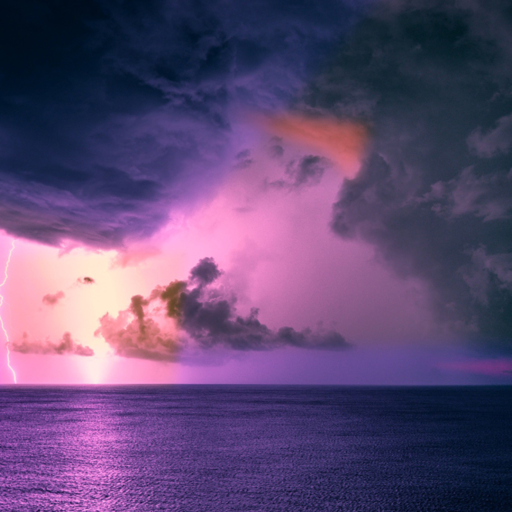 Штормовое небо с черными тучами с молнией над морем