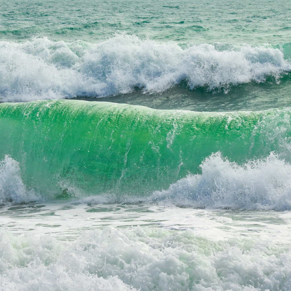 Бушующие белые морские волны 