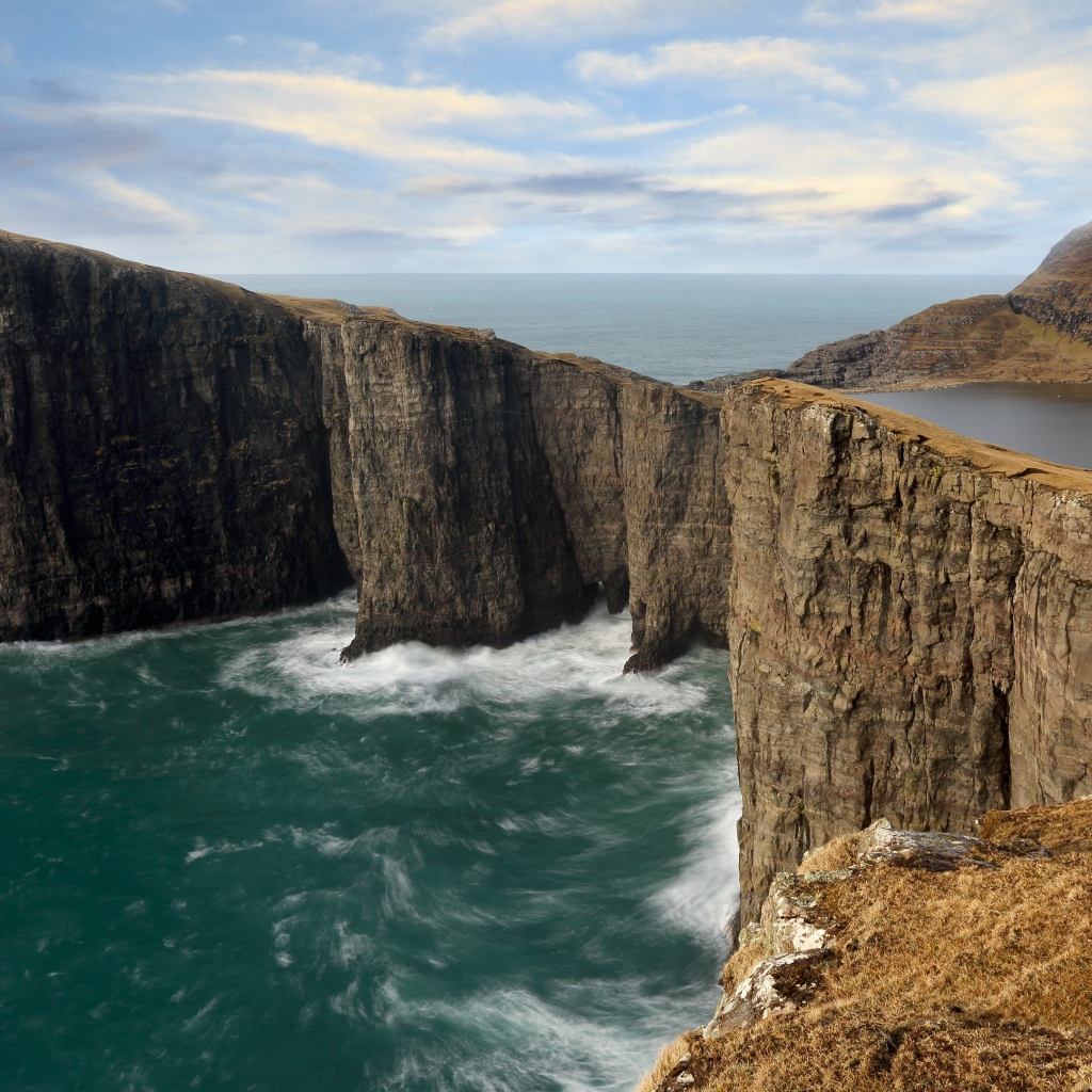 Река стекает в море по береговой линии 