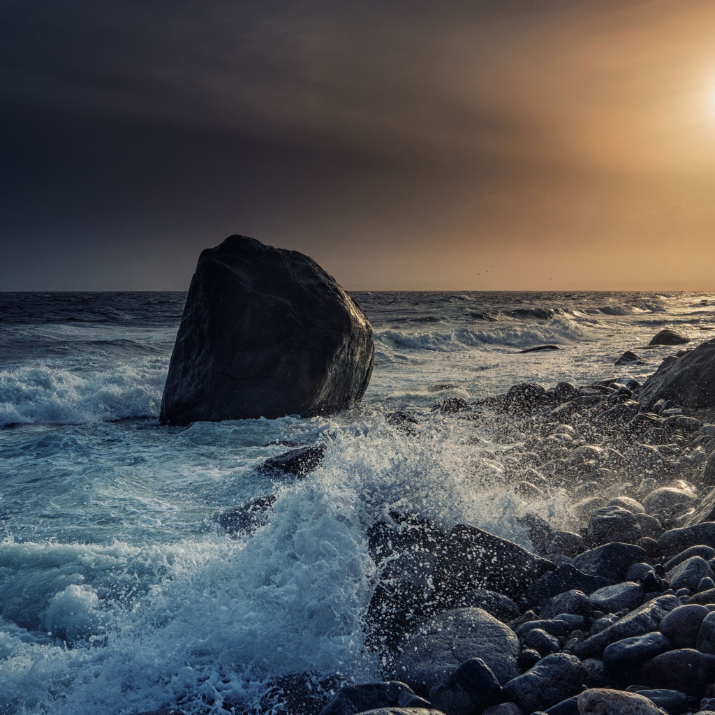 Волны бьются об камни на берегу океана 