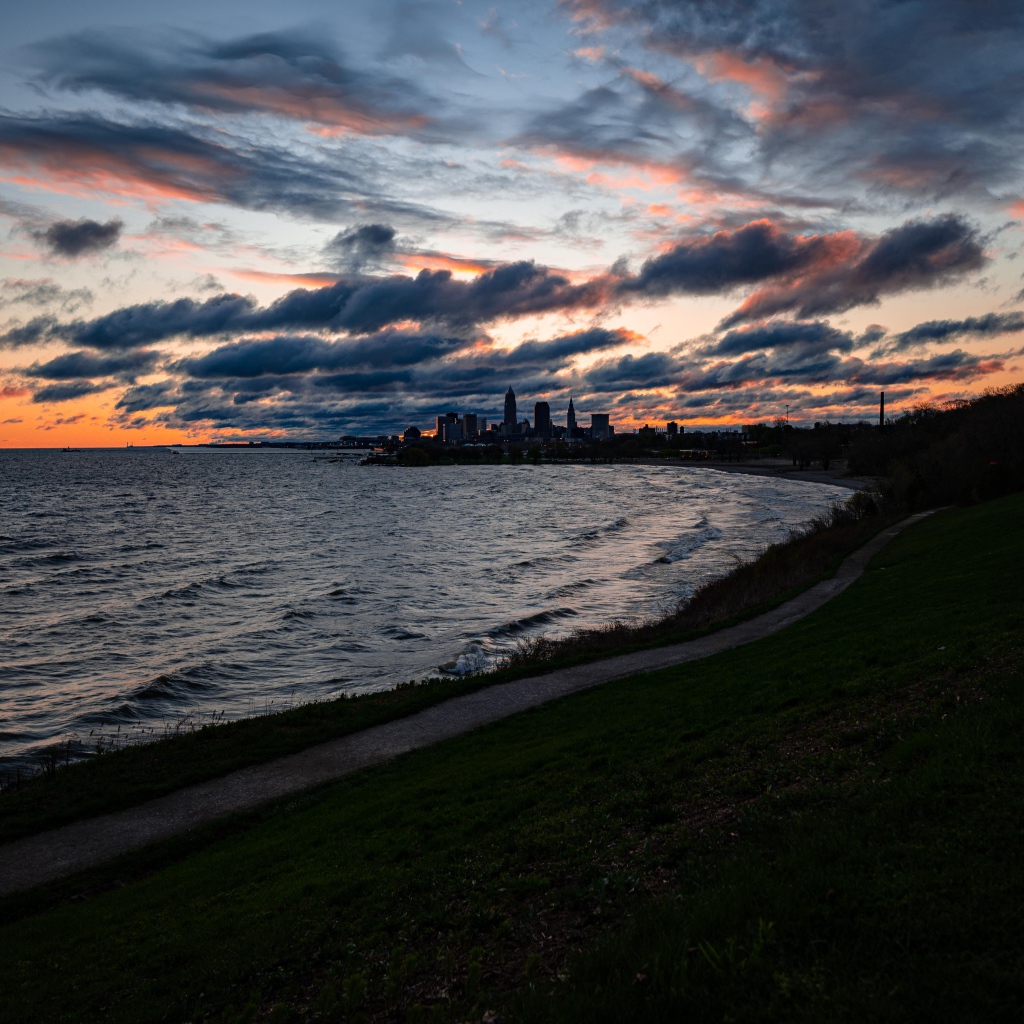 Грозовые облака низко над морем