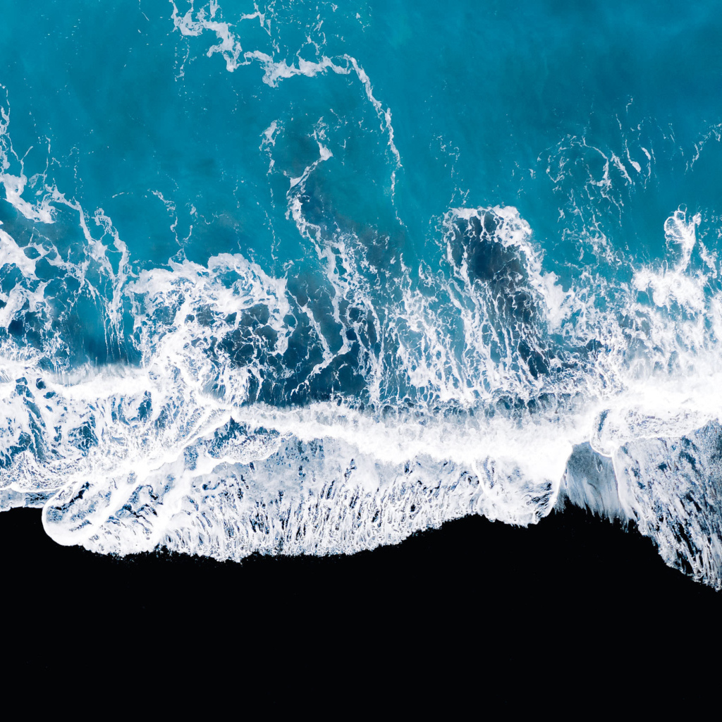 Вид сверху на голубой океан 