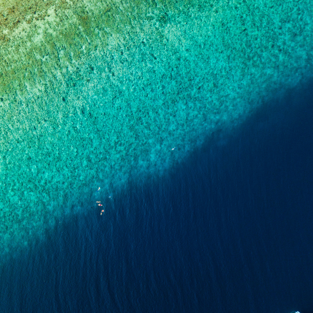 Вид сверху на спокойное голубое море 