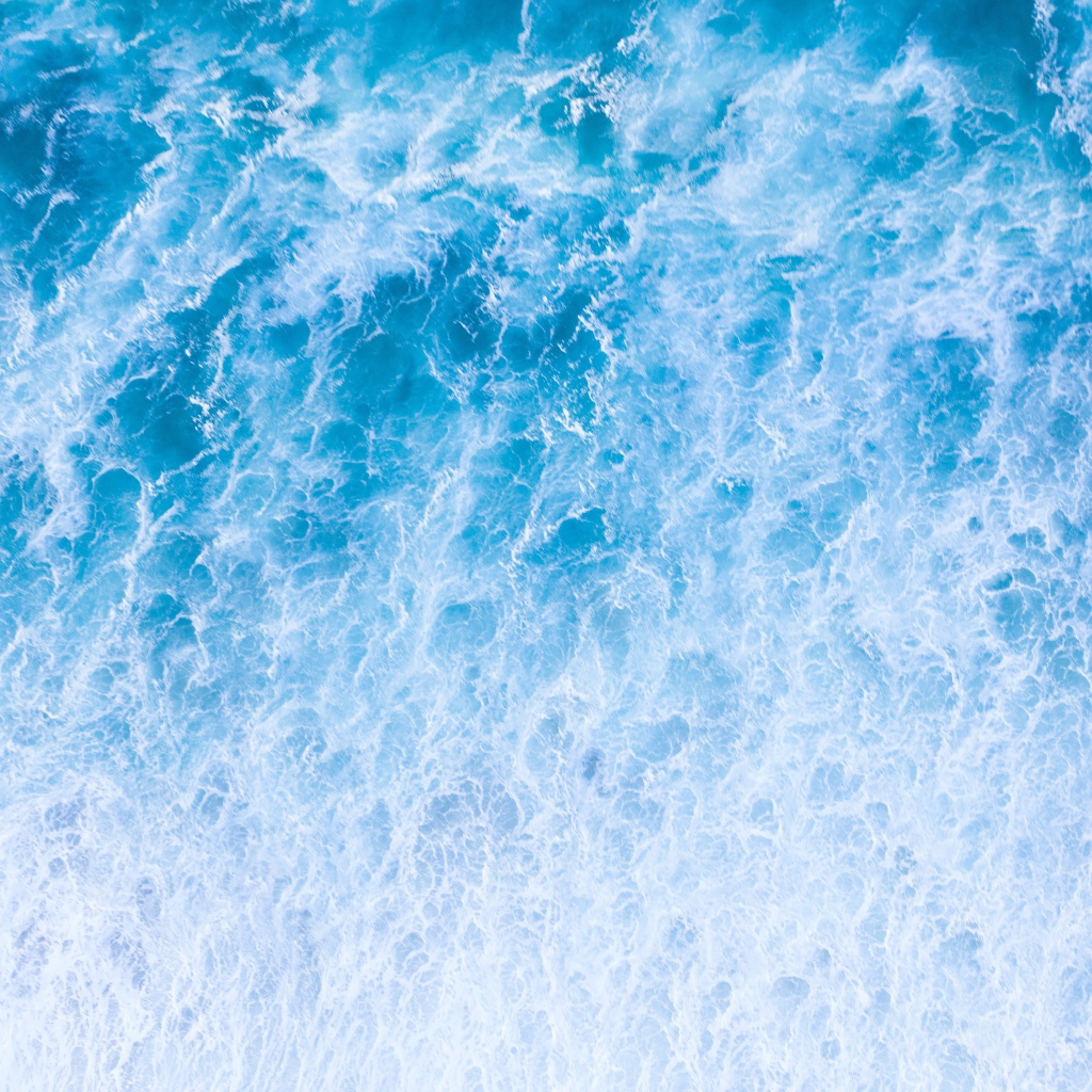 Вид сверху на белые бушующие морские волны 