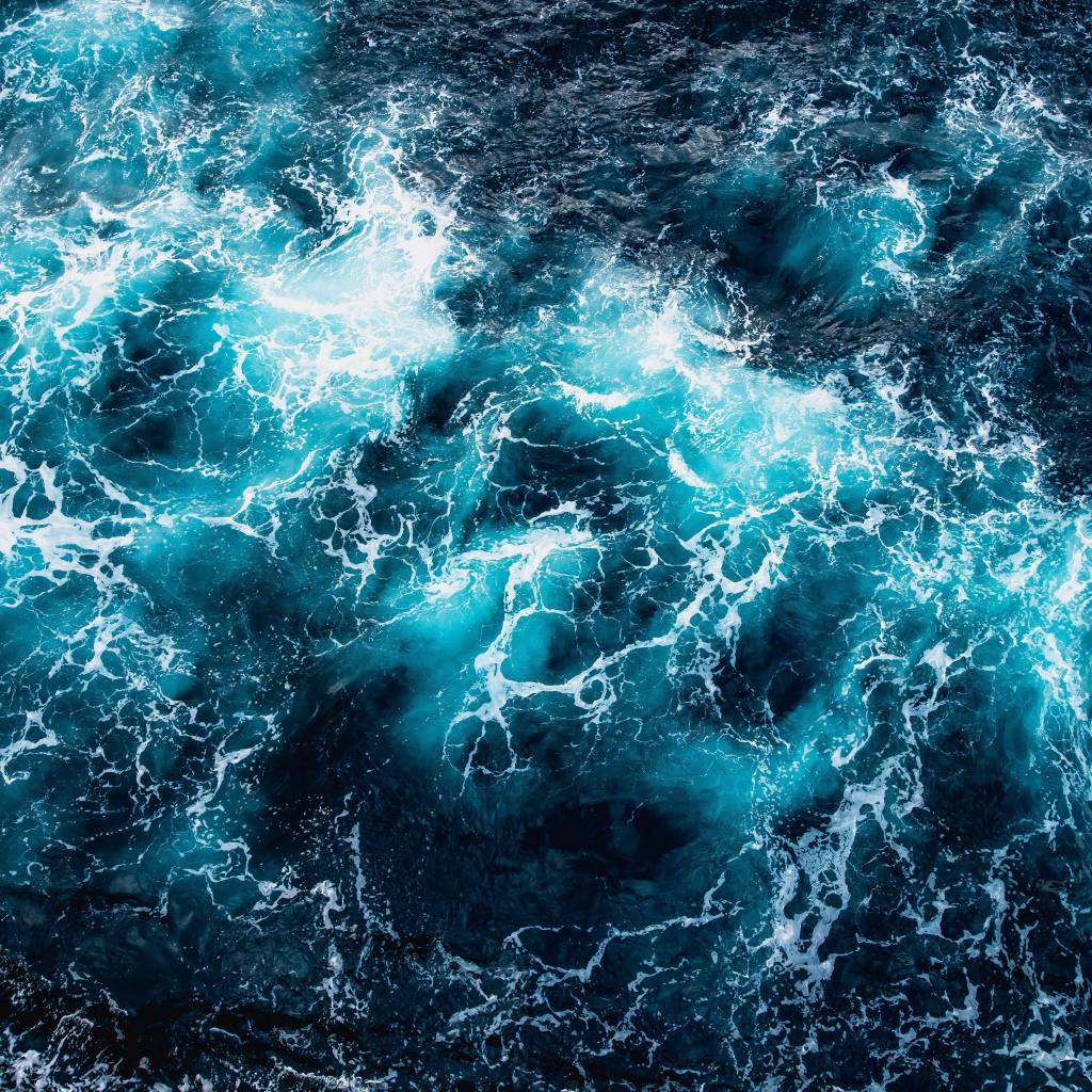 Вид на белые волны в океане сверху