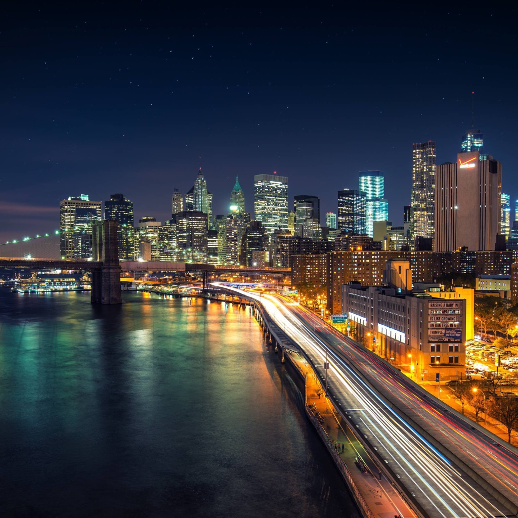 Вид на красивый ночной город у океана 