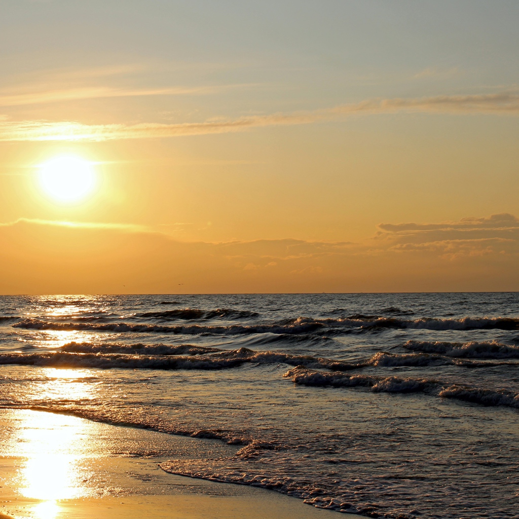 Закат яркого летнего солнца над морем