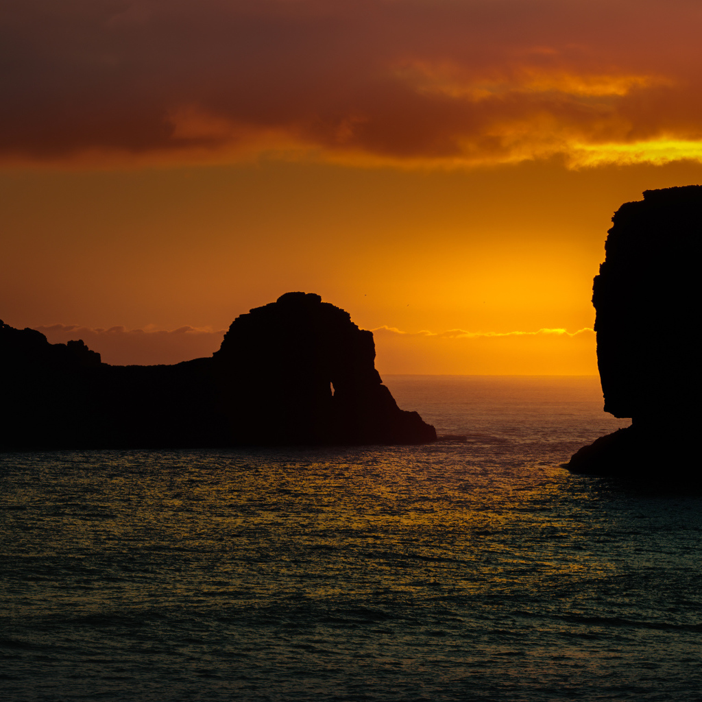 Скалы в море на закате солнца  