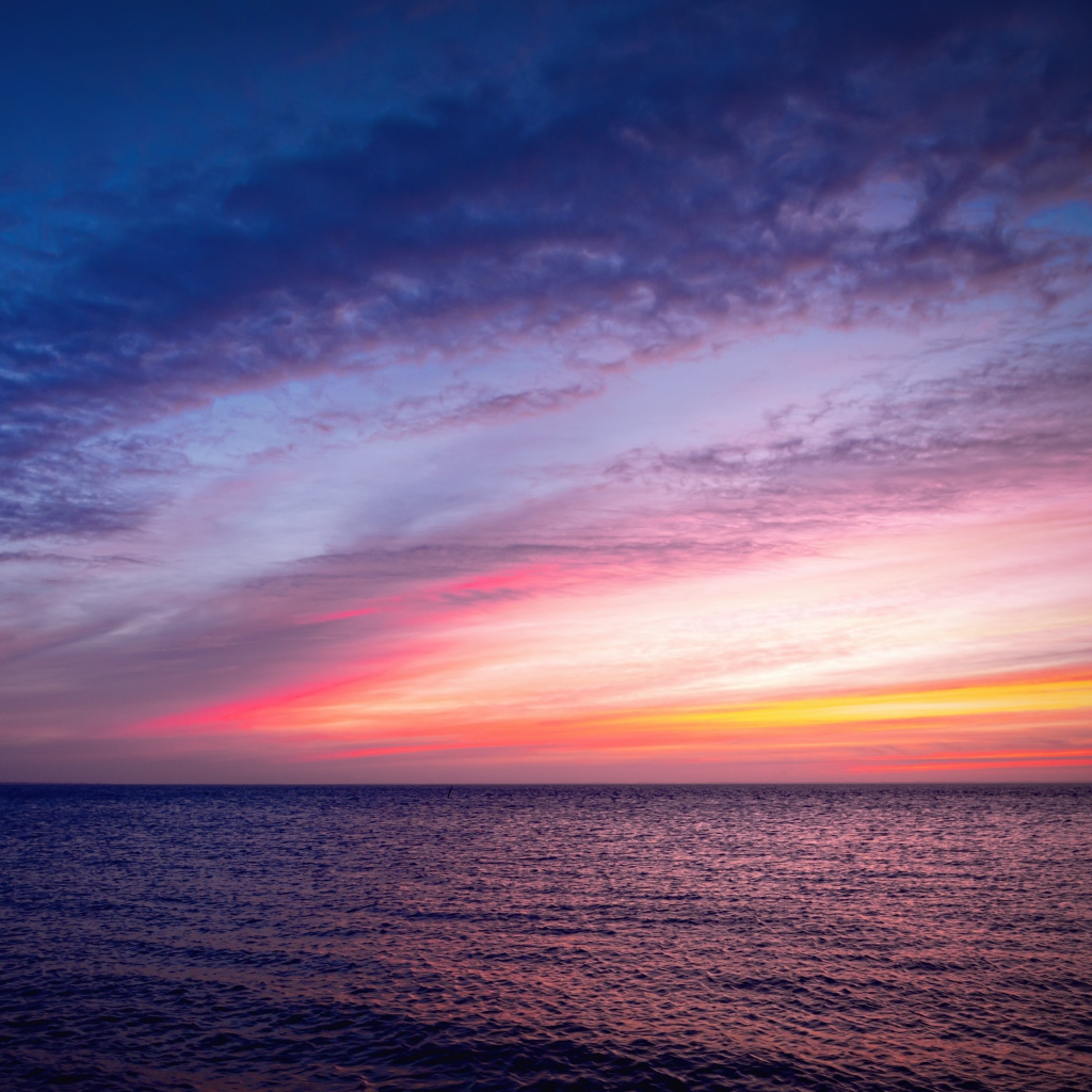 Бескрайнее спокойное море на закате солнца