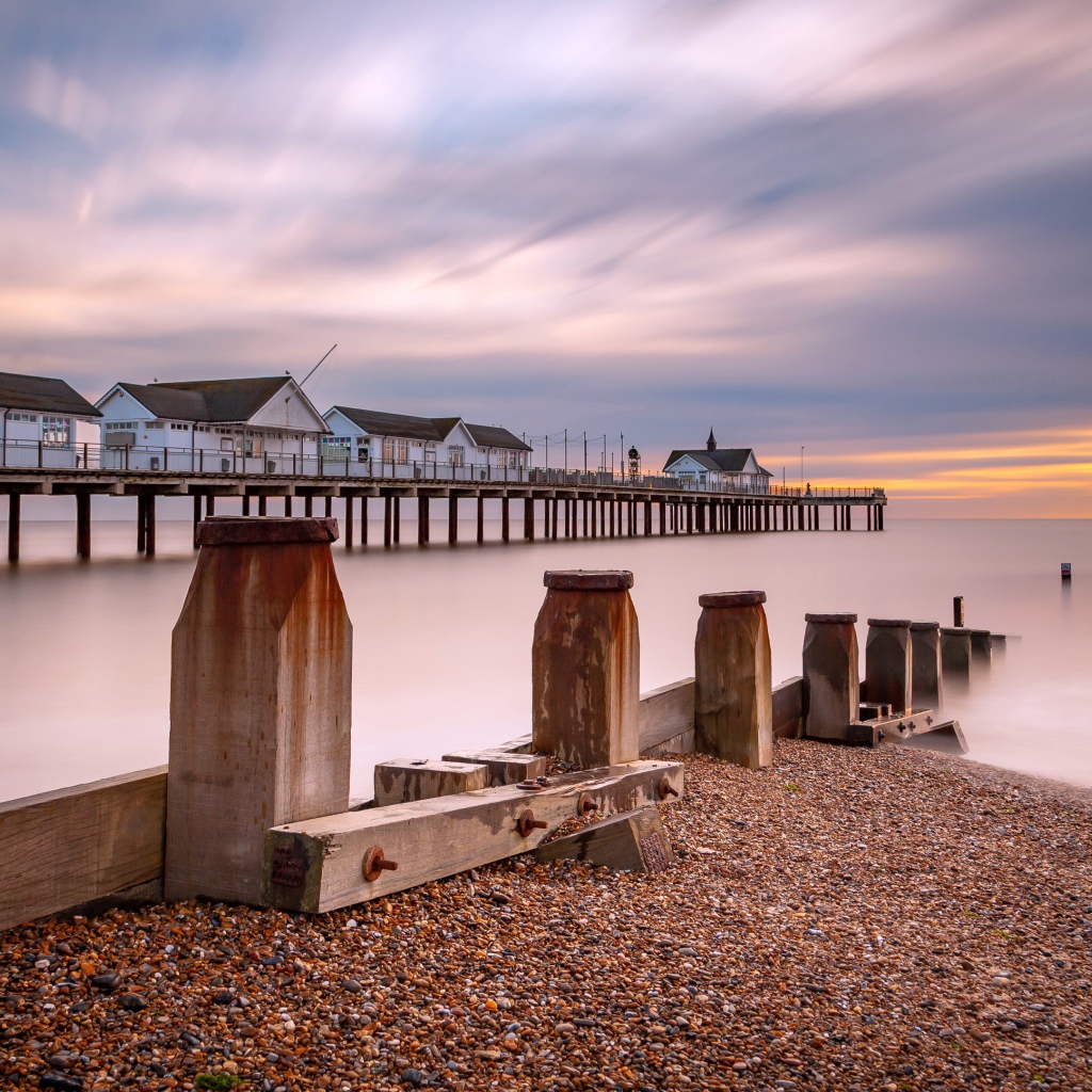 Дома на мосту в спокойной море на закате 