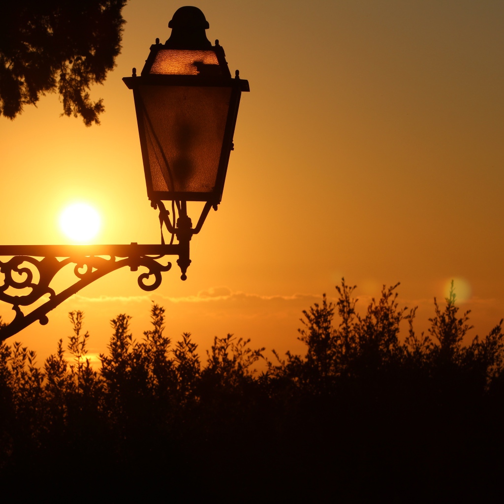 Фонарь на дома на закате солнца