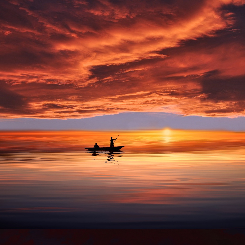 Низкое красное небо над морем на закате 