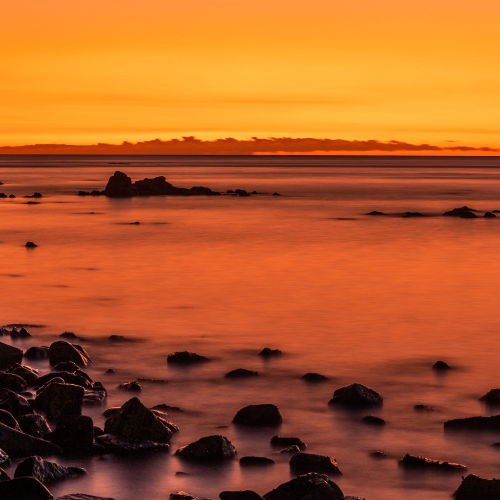 Камни на берегу моря на закате в сумерках 