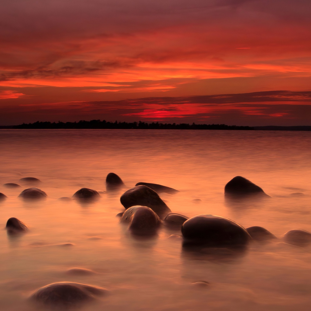 Камни в речной воде на закате солнца 