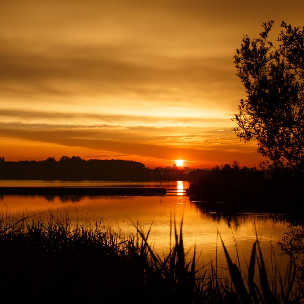 Закат яркого осеннего солнца над рекой 