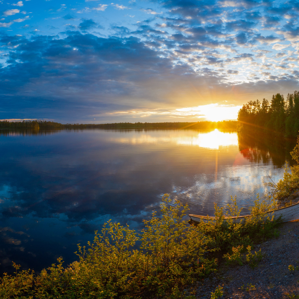 Закат солнца в небе над спокойным озером