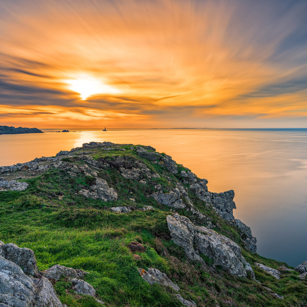 Вид со скалы на красивый закат в небе над спокойным морем 