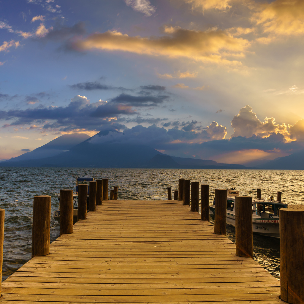 Деревянный мост в море на закате солнца 