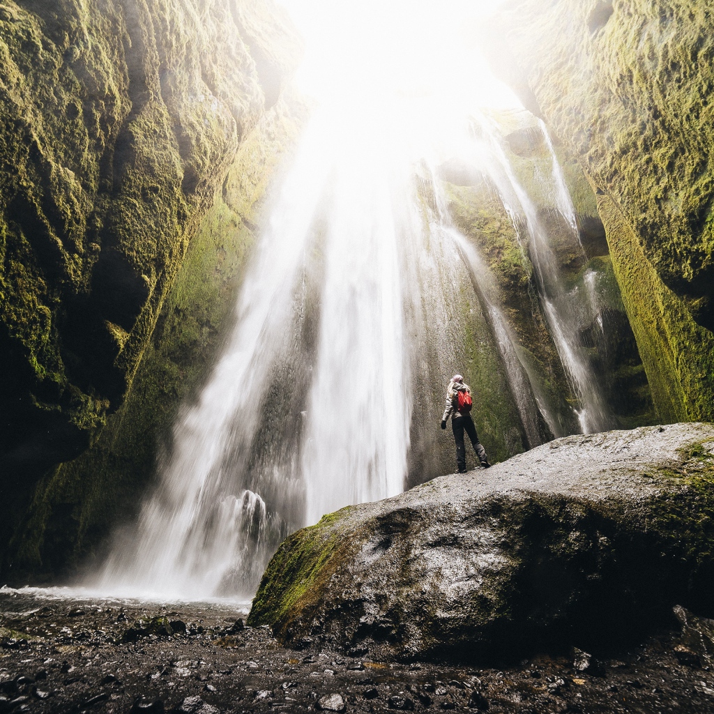 Быстрый водопад стекает между скал 