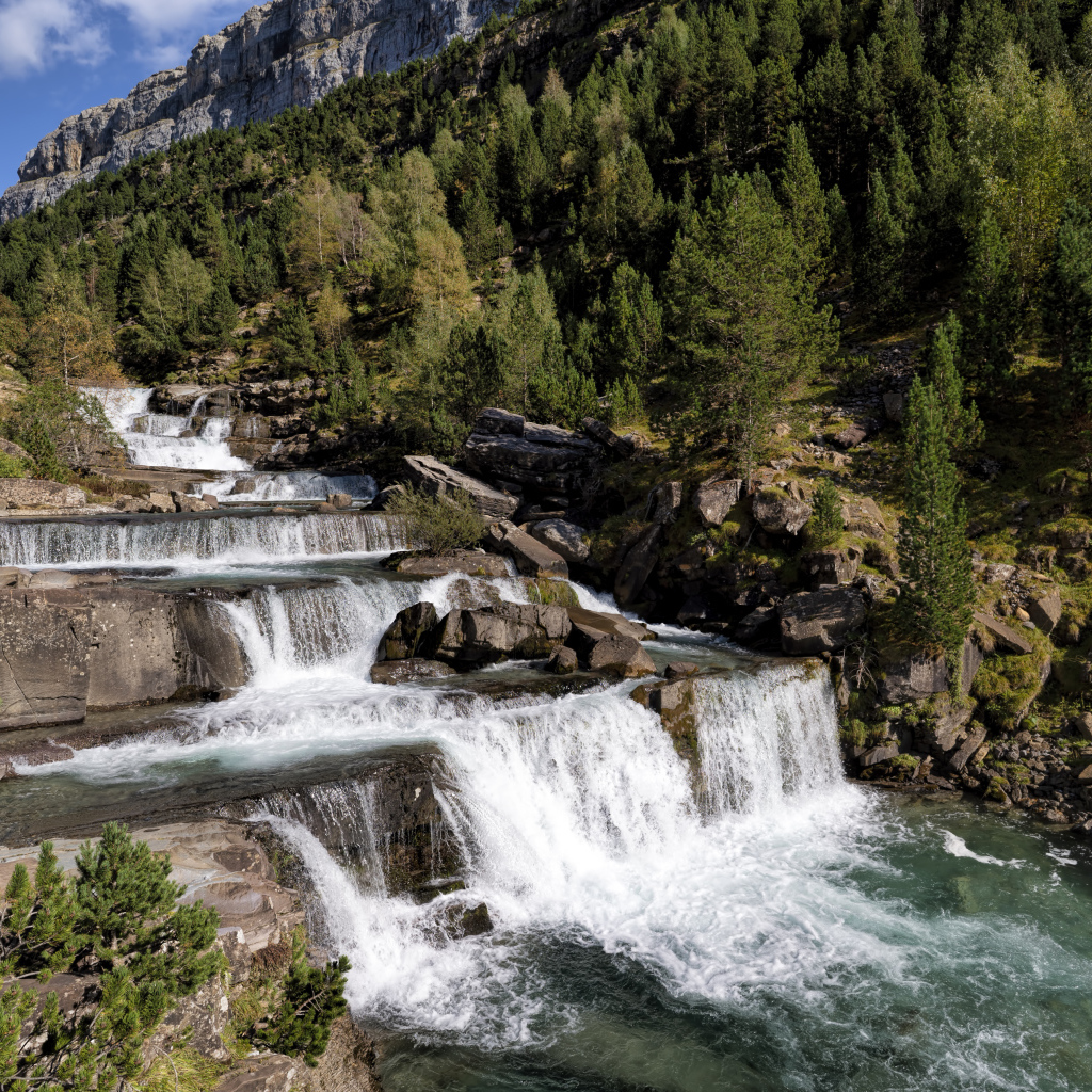 Красивые каскады водопада у скалы 