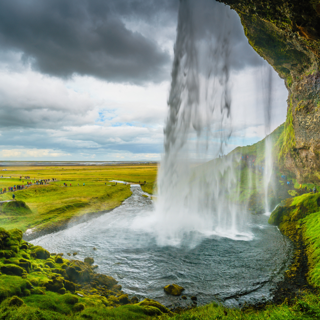 Водопад в Исландии стекает со скалы 