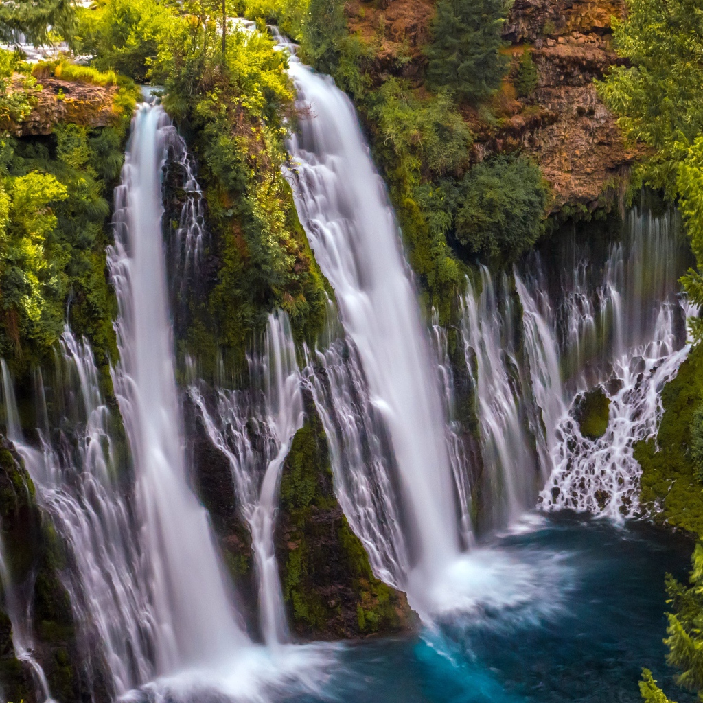8 K водопад природные пейзажи. Водопад на обои картинка на обои. Стремительный водопад