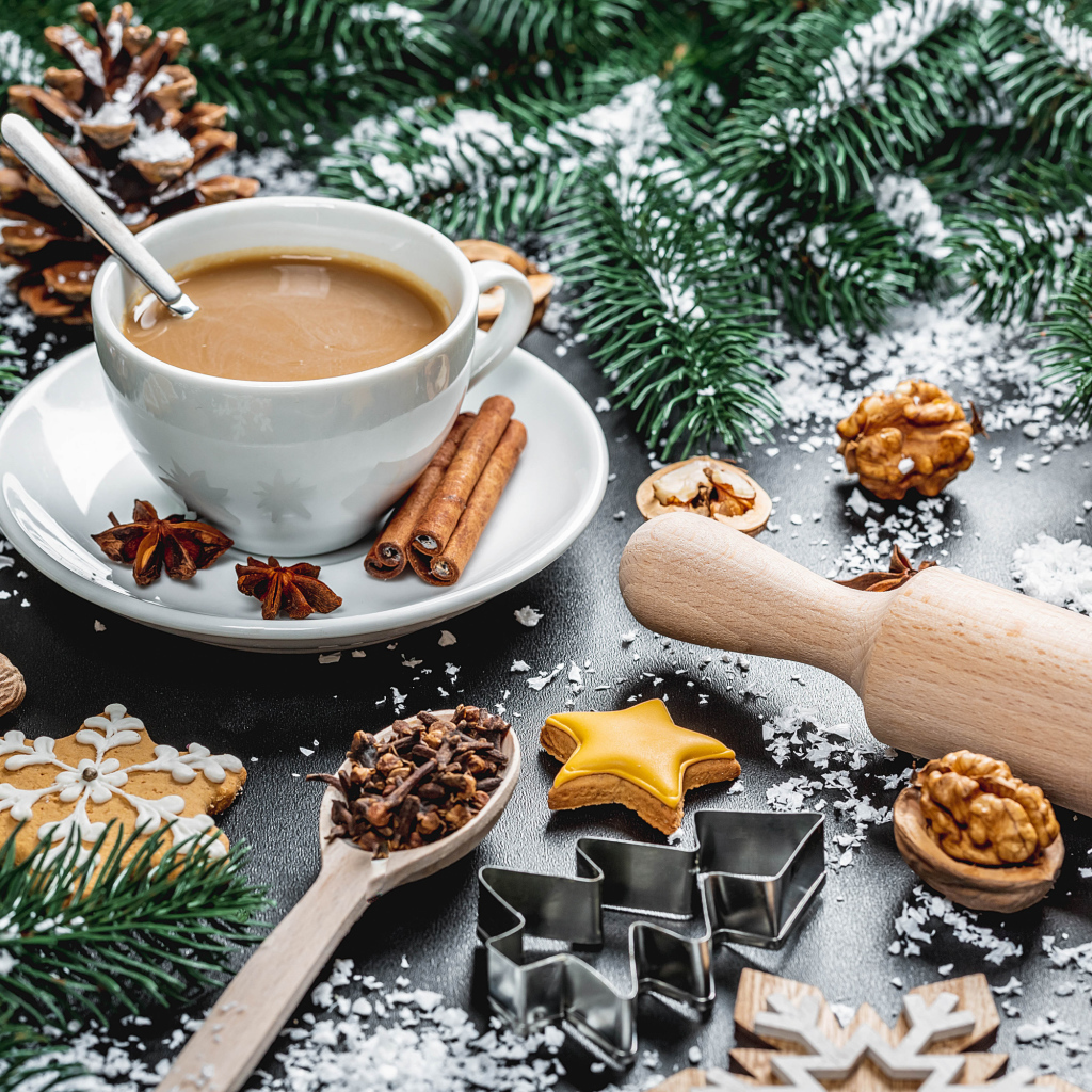 Чашка горячего какао на столе  еловыми ветками и орехами