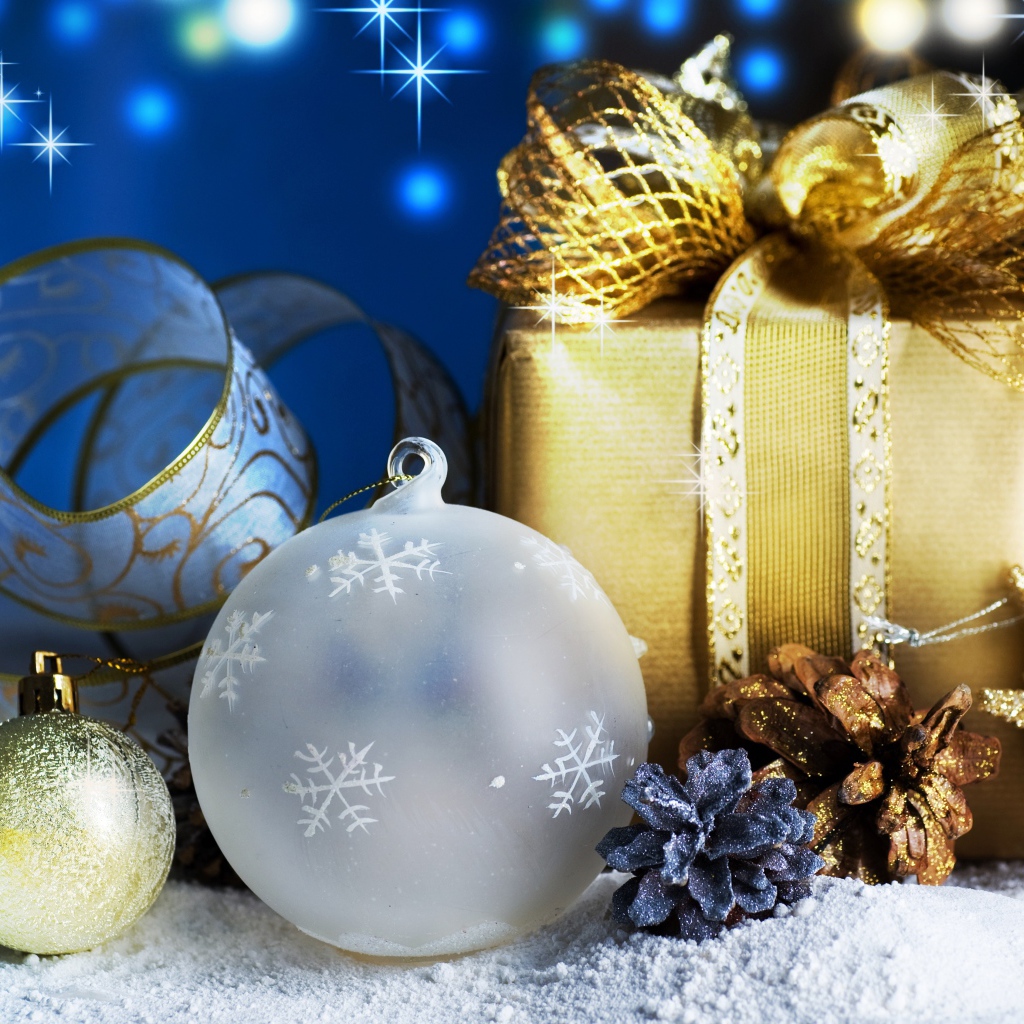 Красивые елочные игрушки и подарок крупным планом