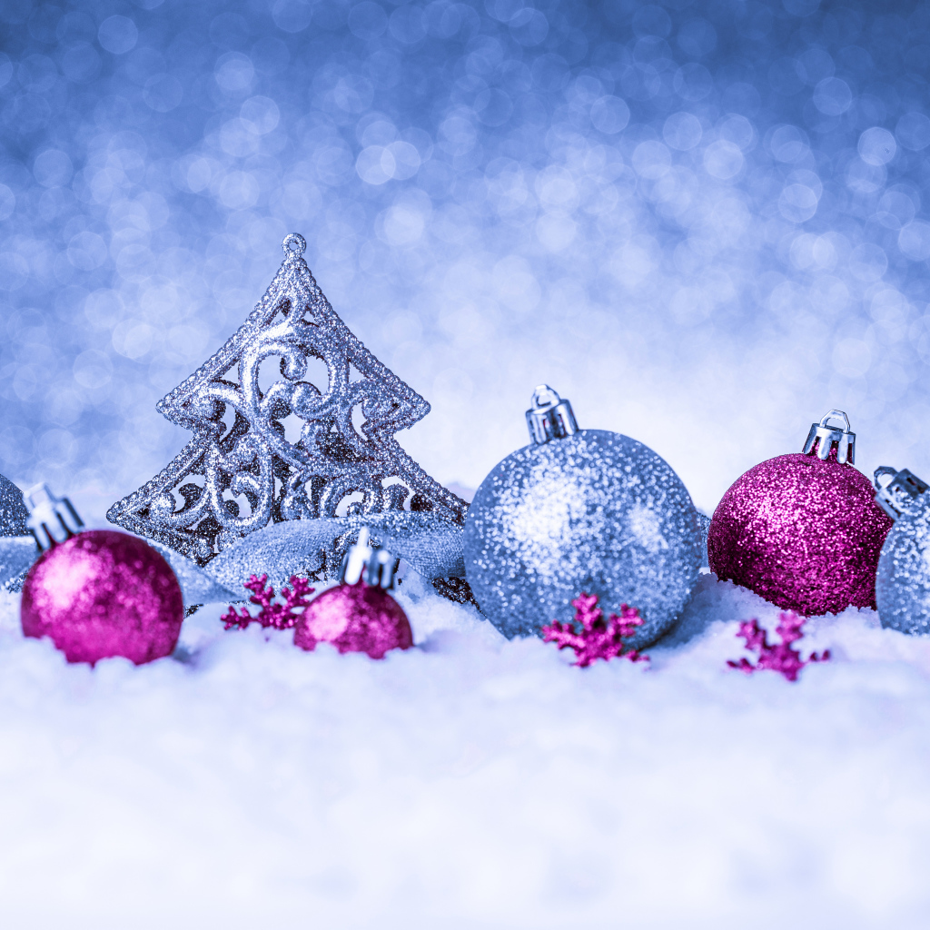 Красивые новогодние игрушки на снегу, фон для открытки 