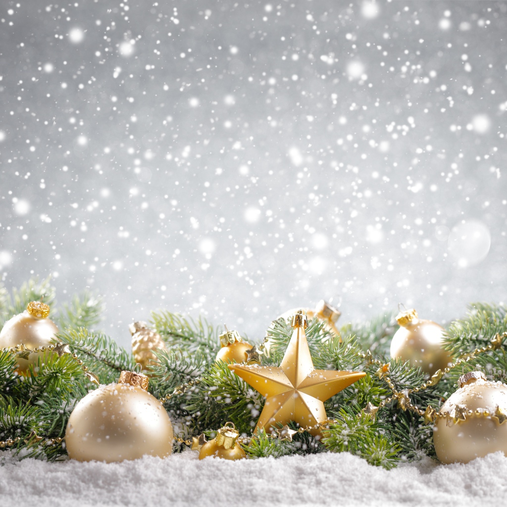 Красивые елочные игрушки с веткой, фон для новогодней открытки