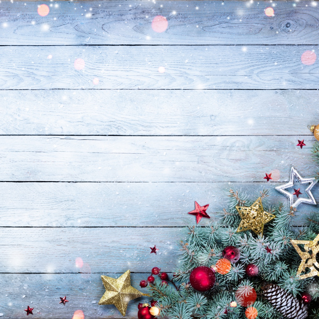 Красивый фон для новогодней открытки с еловой веткой и игрушками