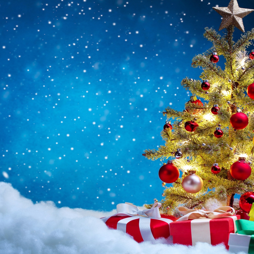 Красивая наряженная елка с подарками, фон для новогодней открытки