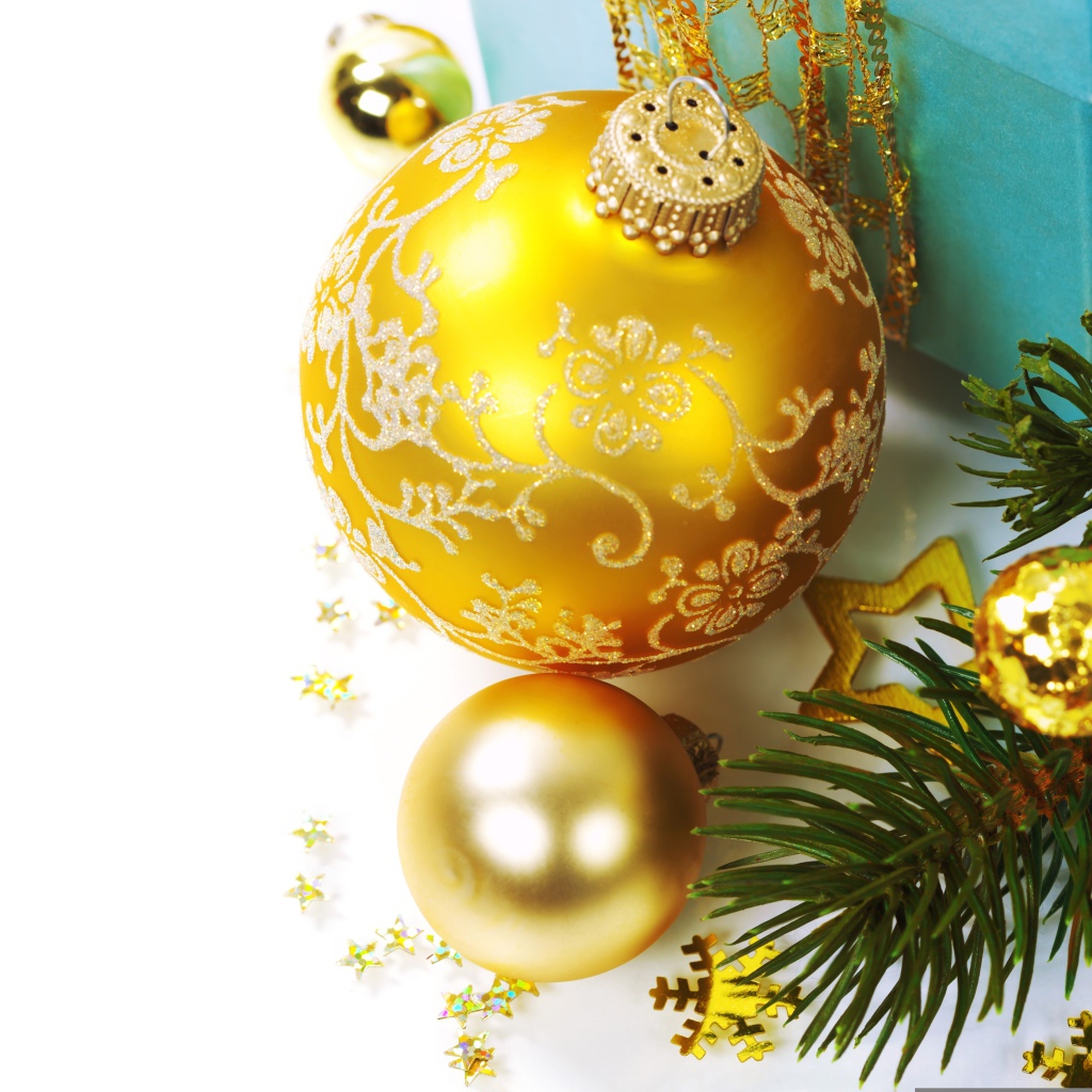 Красивые золотистые елочные шарики на новый год
