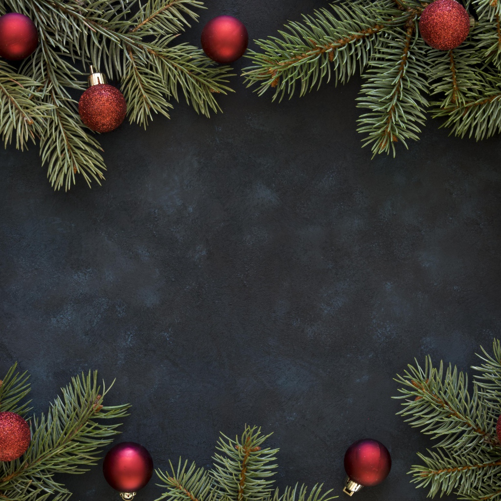 Елочные ветки с красными шариками, фон для новогодней открытки 