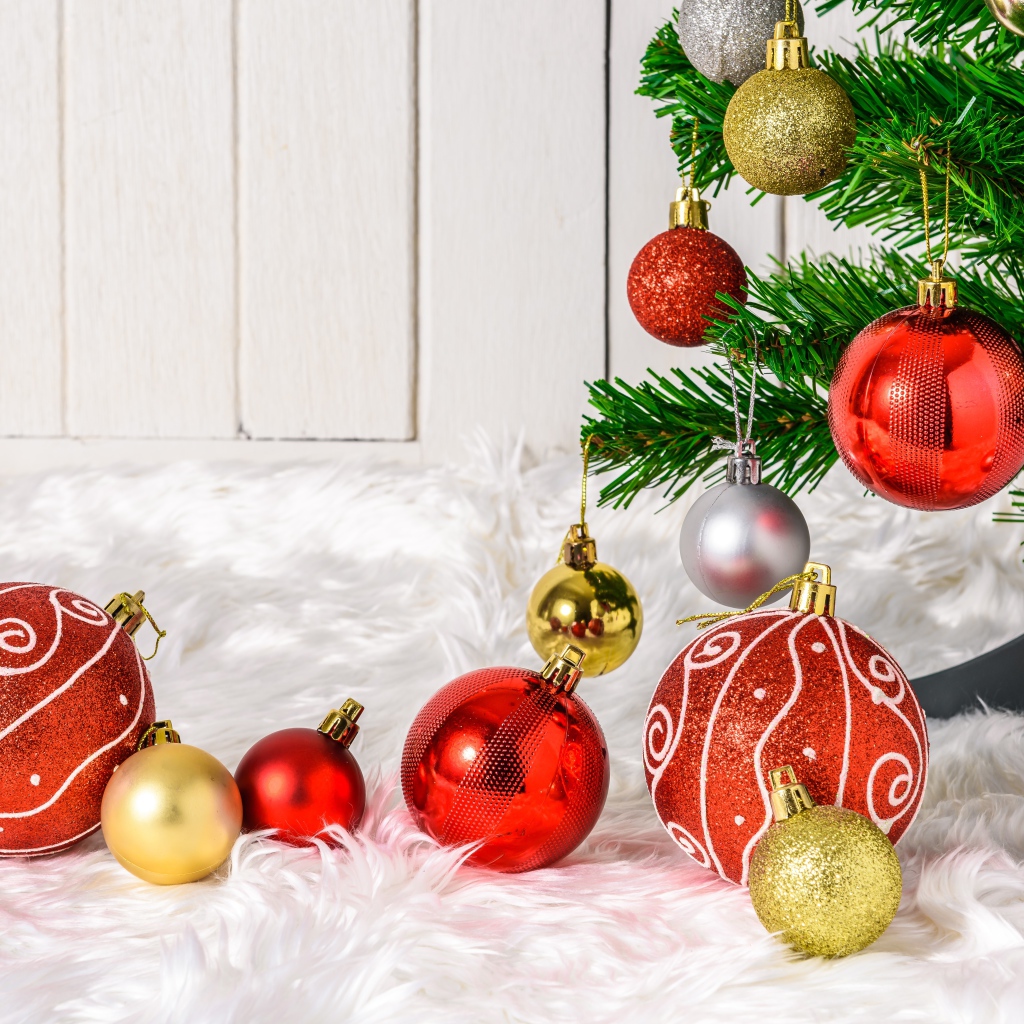 Красные и золотистые шарики с елкой на новый год 