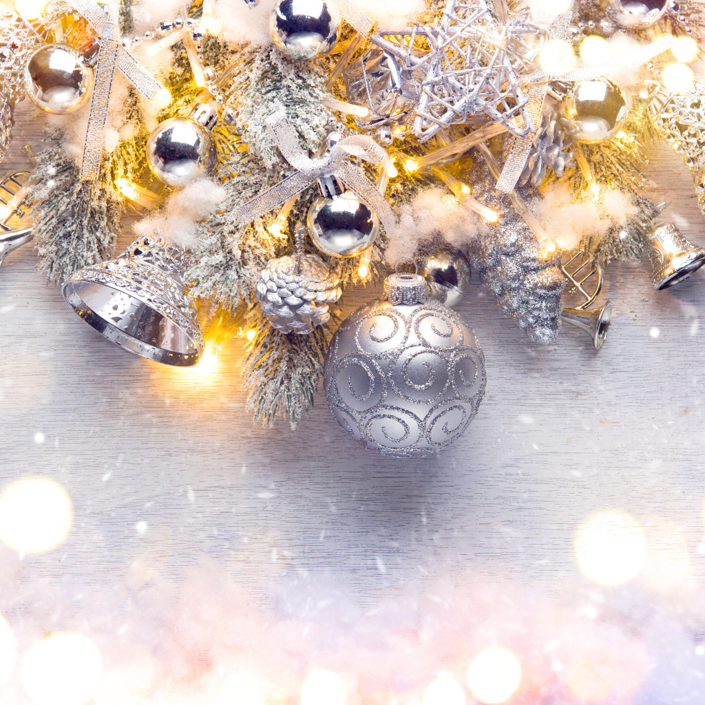 Серебристые елочные украшения на новый год 2021