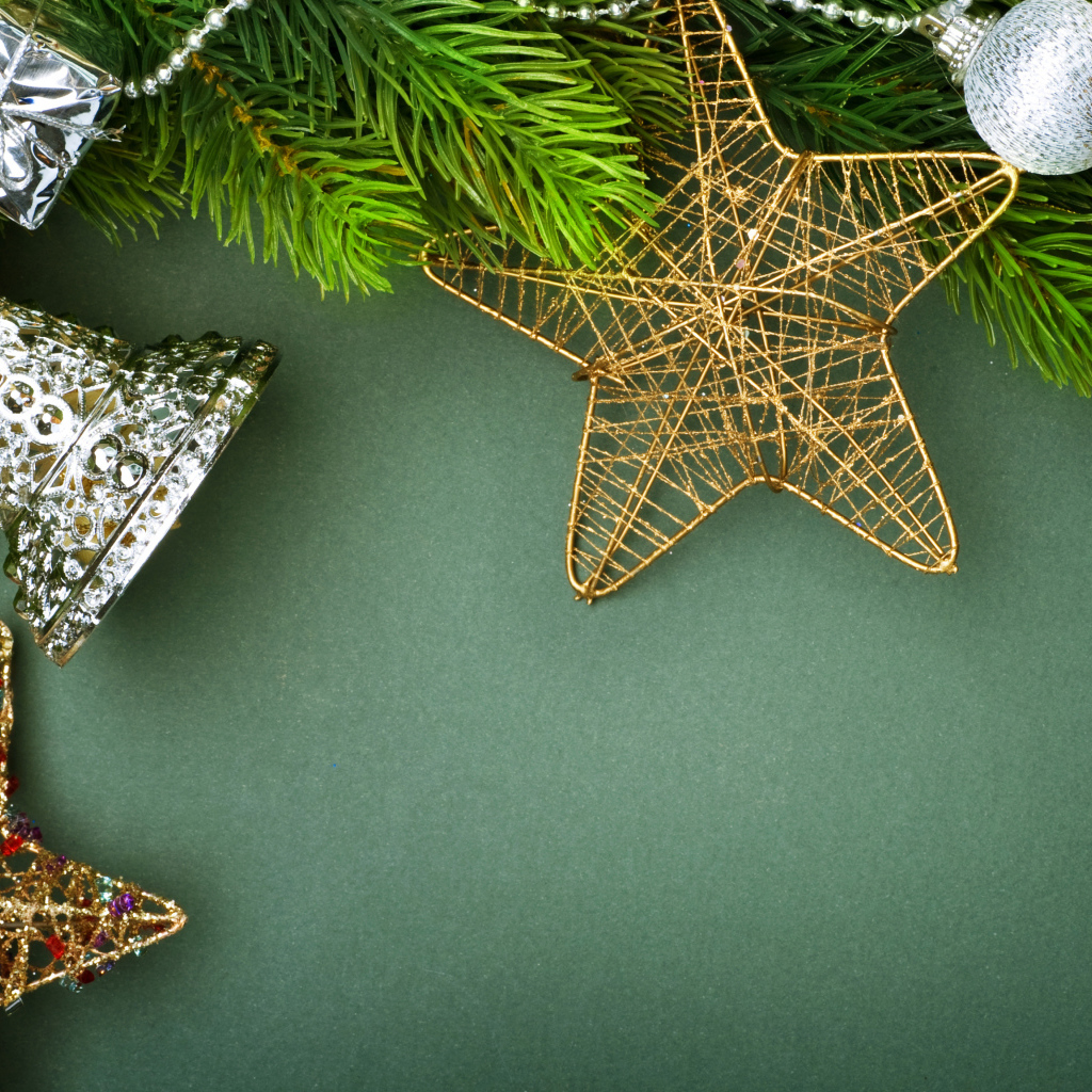 Шаблон для новогодней открытки с игрушками на зеленом фоне