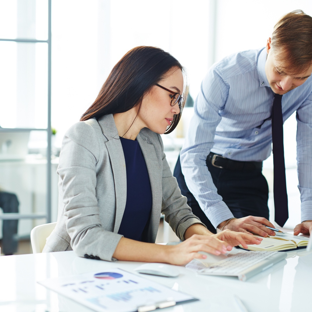 Деловая девушка и парень в офисе 