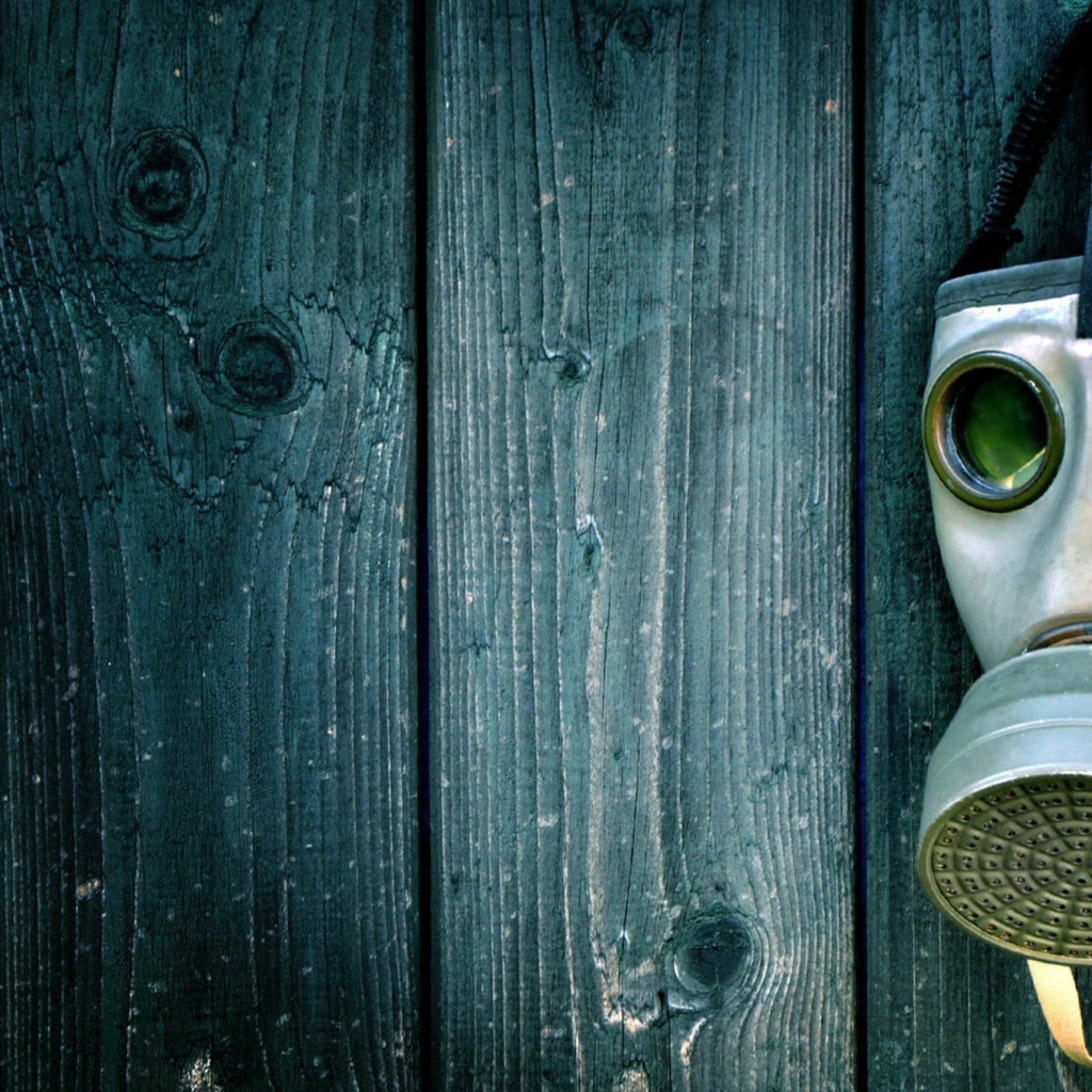 Противогаз висит на деревянное стене, пандемия covid-19