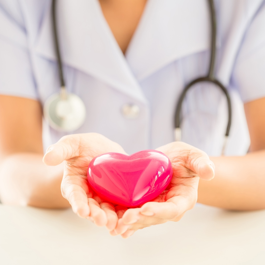 Стеклянное сердце в руках у врача 