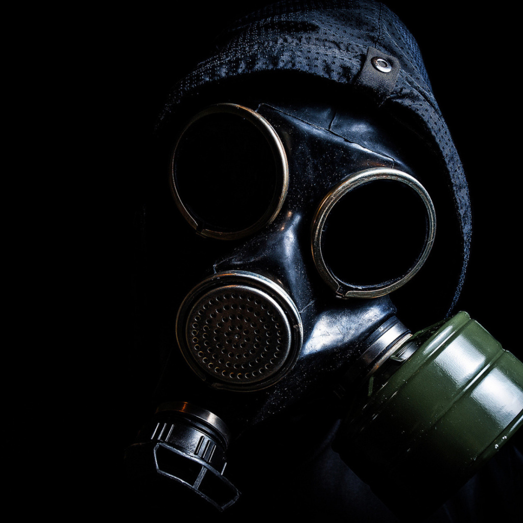 Парень в противогазе на черном фоне, пандемия коронавирус