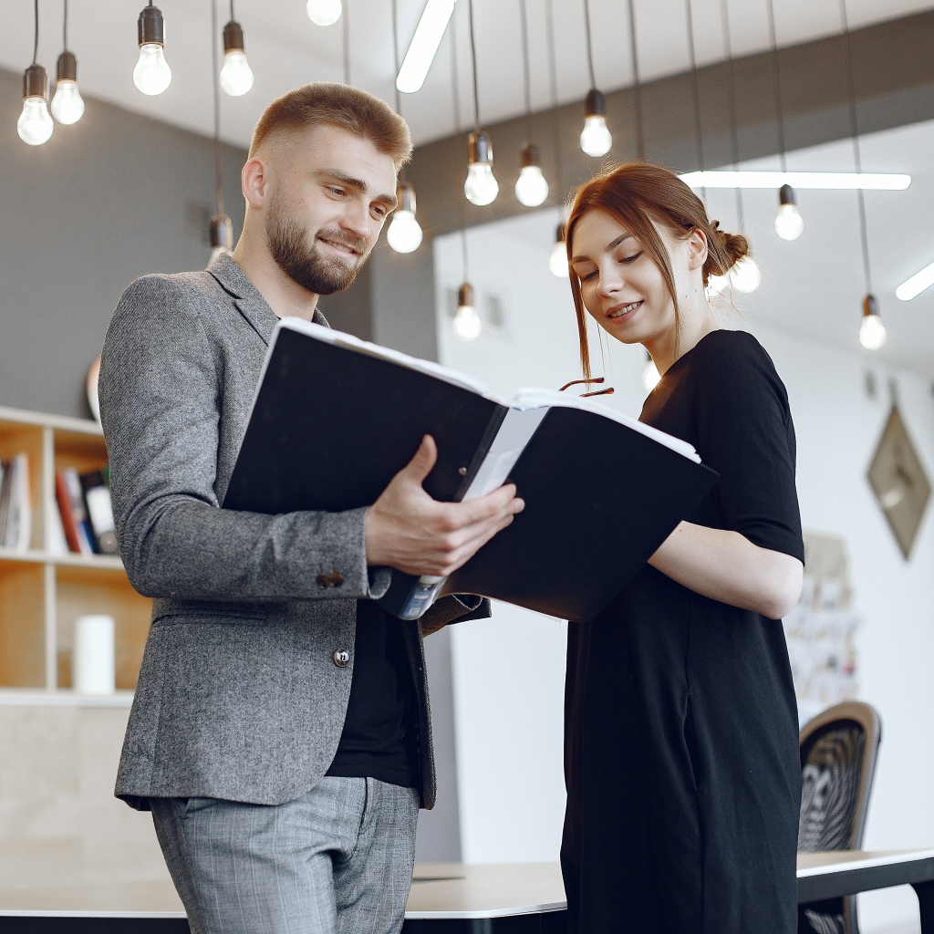 Мужчина и девушка с договором в офисе