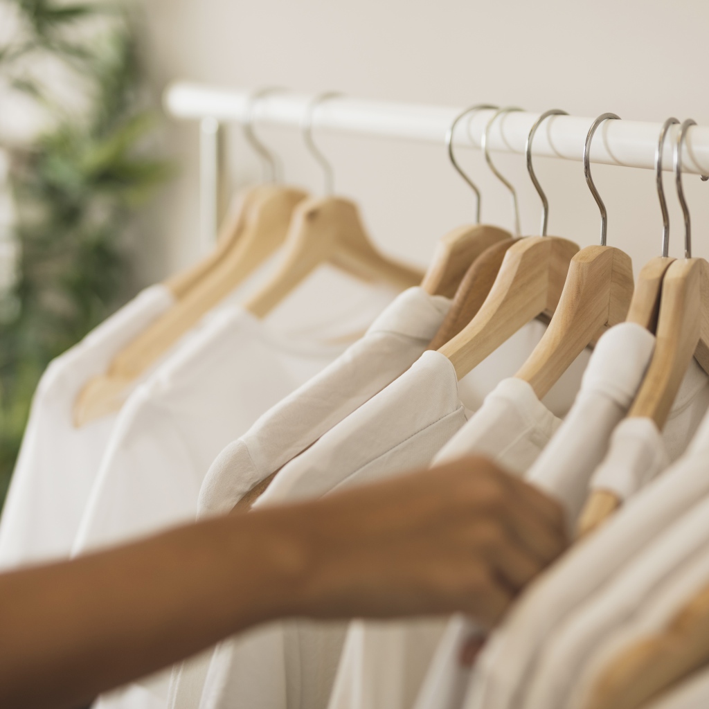 Много белых рубашек на вешалке