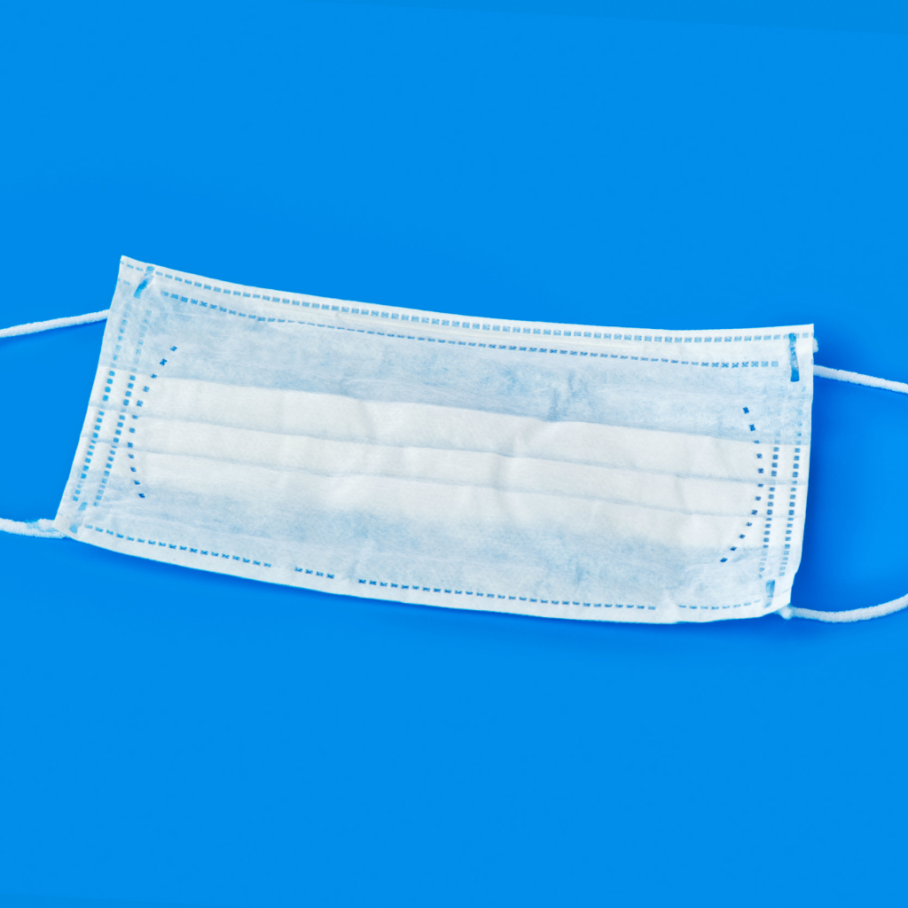 Медицинская маска на голубом фоне