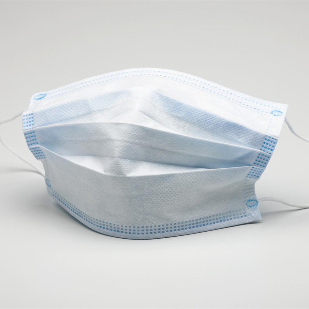 Медицинская маска защита от коронавирус covid-19 на сером фоне