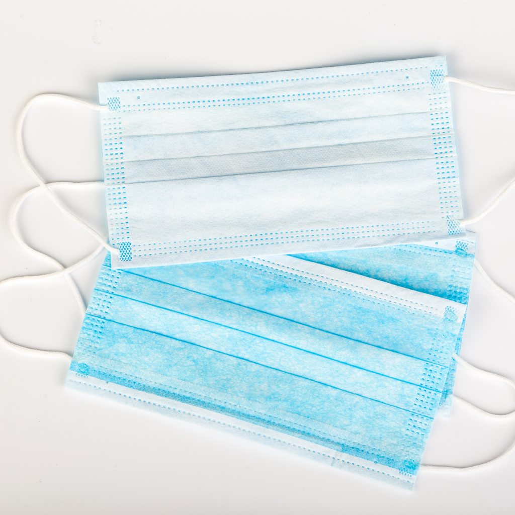 Медицинские маски на сером фоне, коронавирус covid-19