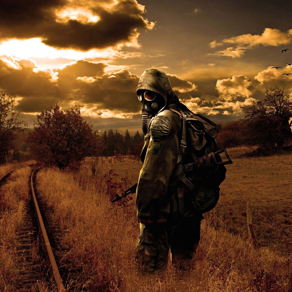 Сталкер в противогазе на рельсах, коронавирус 2020
